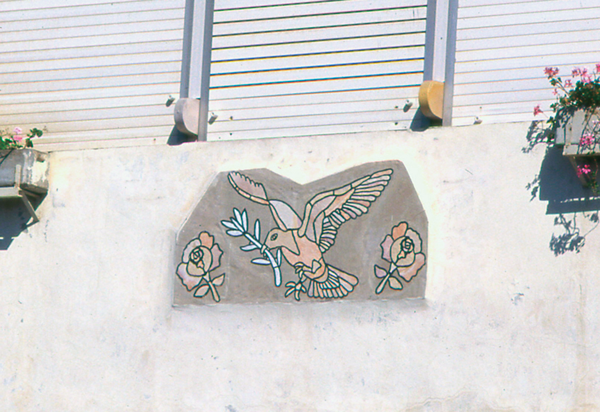 ガリラヤの小さな都市ナインにある家の壁に付けられたオリーブをくわえたハトのレリーフ 1997撮影