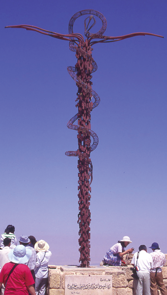 モーセが死んだネボ山（800m）に建てられた蛇の彫刻